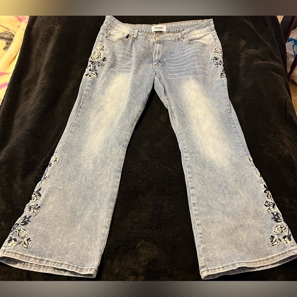 Women’s VIP Honey Flare Jeans w/ Black Floral Embroidery 36x29 Very Stretchy!